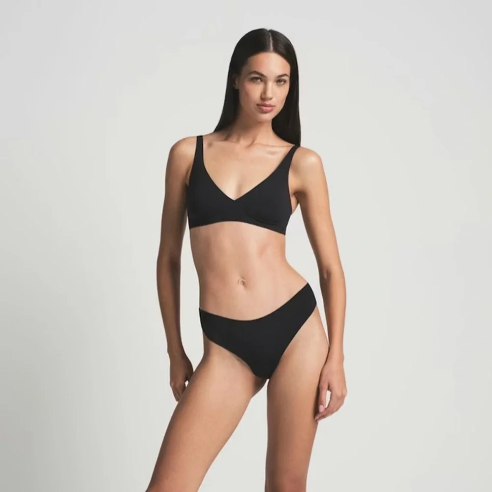 SKIMS‎ Elegant Black V-Neck Bra - Picture 5 of 12